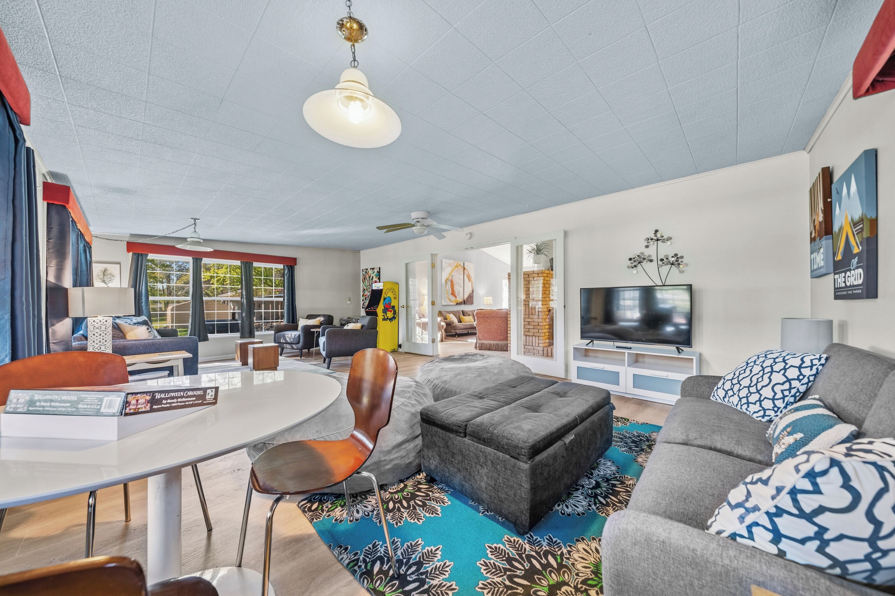 Smart TV, chimenea, videojuegos y libros 