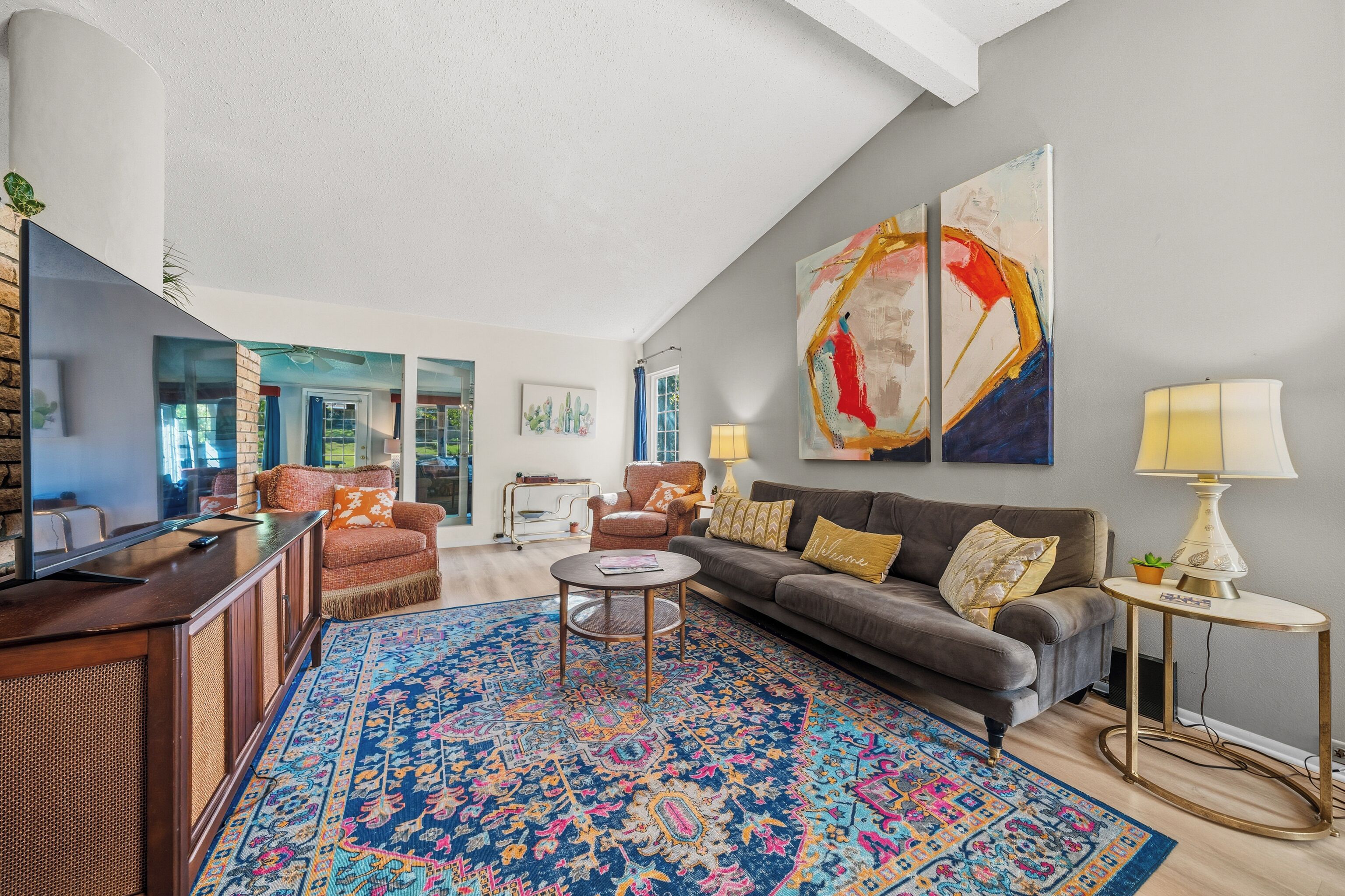 Smart TV, chimenea, videojuegos y libros 