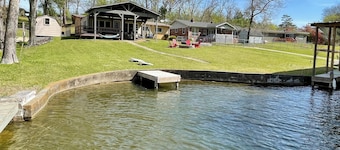 Waterfront! Firepit~3 King bedrms~playroom~kayaks~near restaurants