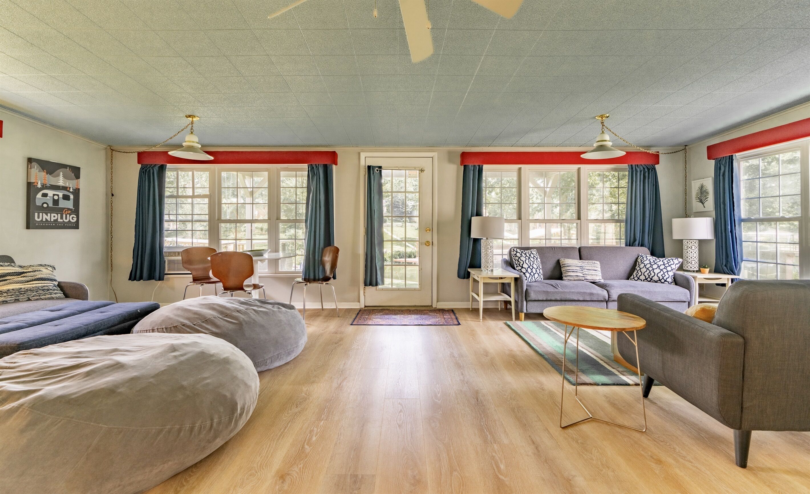 智能电视、壁炉、电子游戏、书