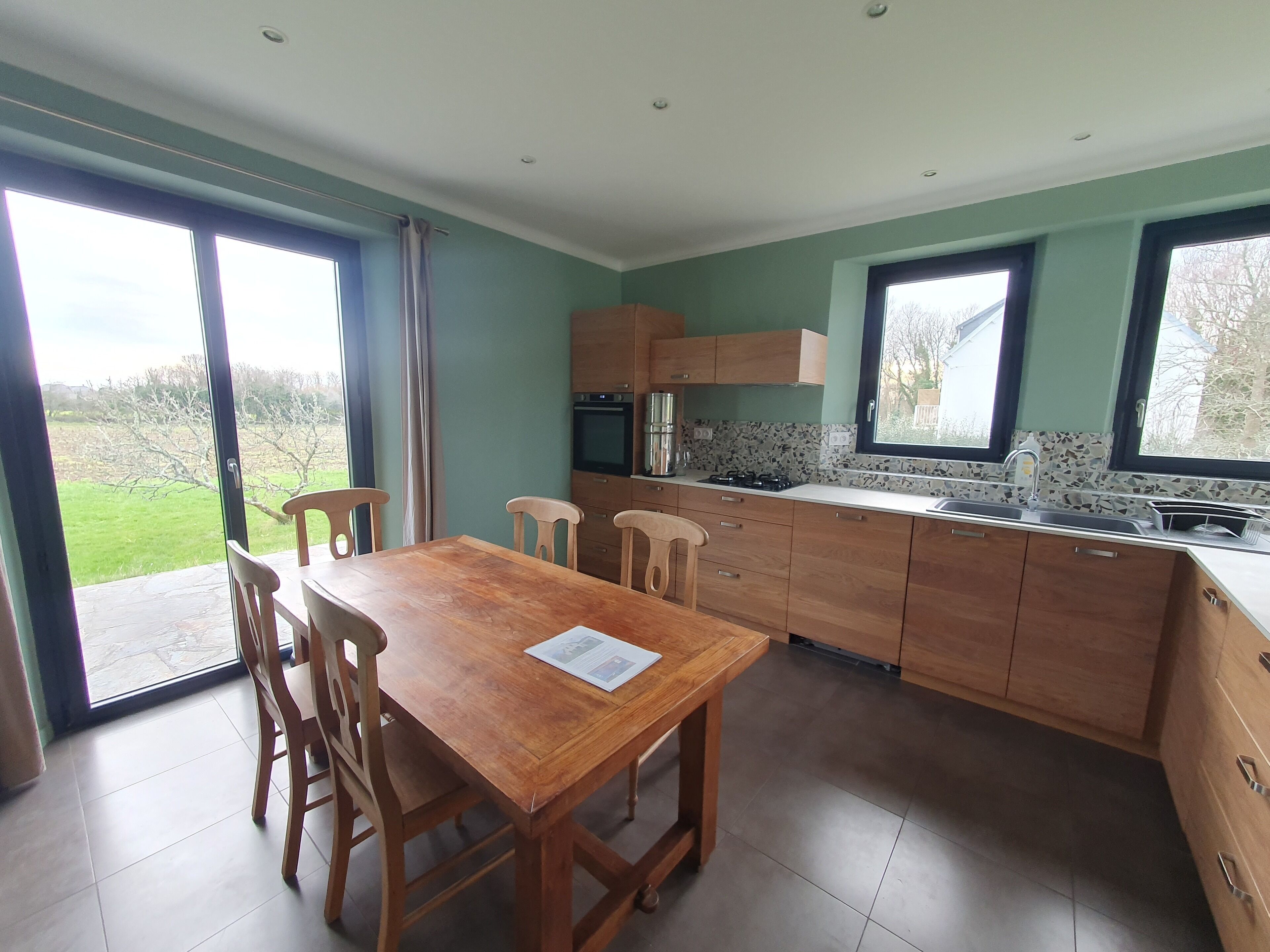Fridge, oven, dishwasher, coffee/tea maker