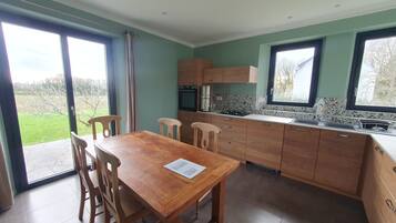 Fridge, oven, dishwasher, coffee/tea maker
