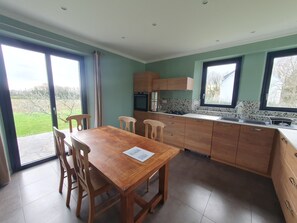 Fridge, oven, dishwasher, coffee/tea maker