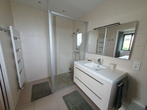 Douche, bidet, serviettes fournies, savon