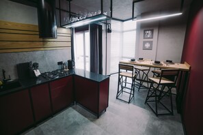 Apartamento | Cozinha privada | Geladeira grande, micro-ondas, cooktop, máquina de café expresso