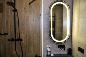 Shower, rainfall showerhead, designer toiletries, hair dryer - Kostjukowski brand-new apart-hotel (Lviv)