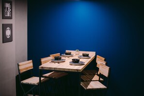 Apartamento | Cozinha privada | Geladeira grande, micro-ondas, cooktop, máquina de café expresso