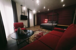 Classic Apartment | Premium bedding, desk, blackout curtains, soundproofing - Kostjukowski brand-new apart-hotel (Lviv)