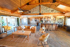 تلفزيون ذكي، مدفأة، كرة قدم الطاولة، تنس طاولة