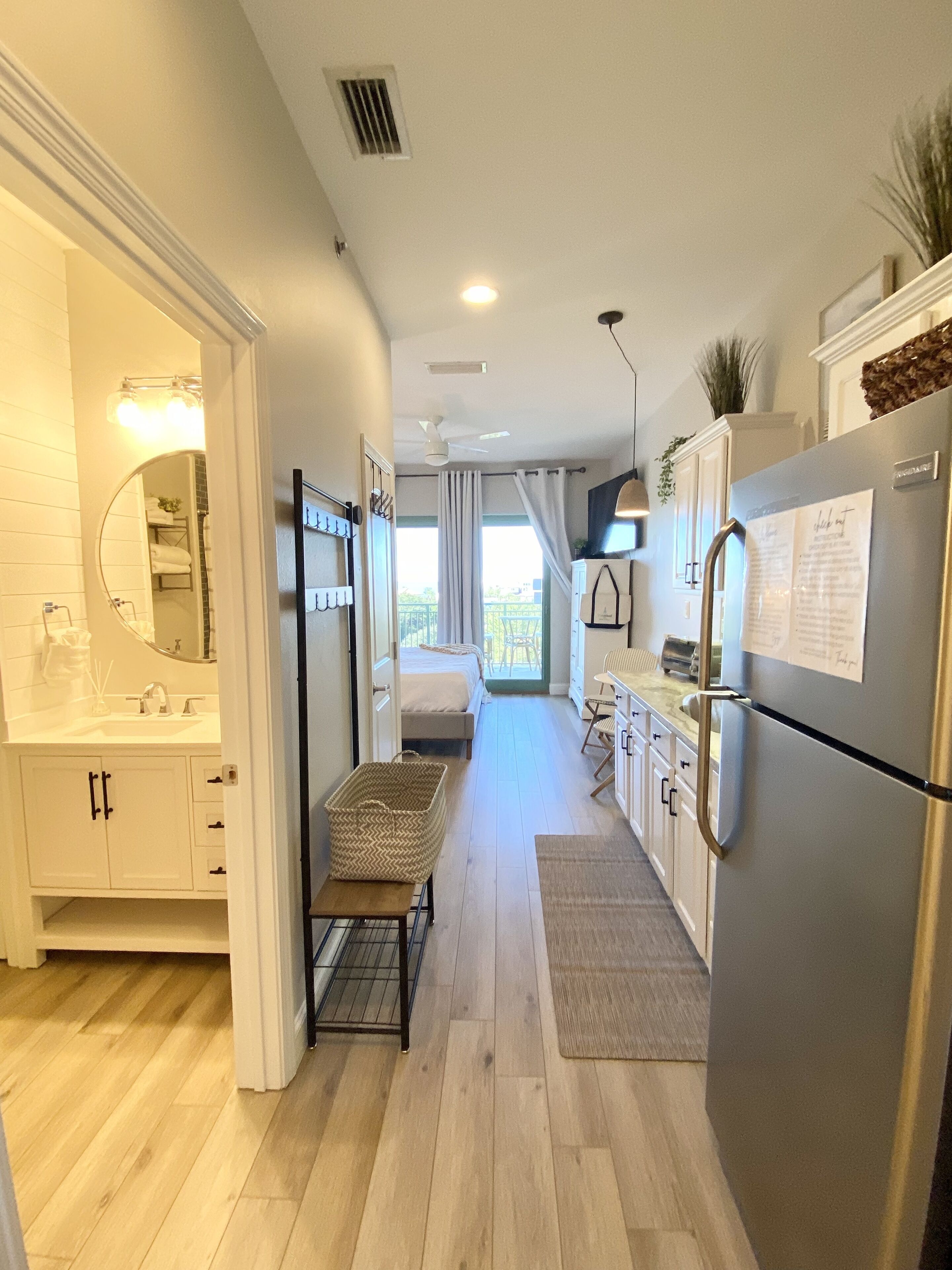 Refrigerador, microondas, horno y cafetera y tetera 