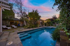 Utendørsbasseng og et oppvarmet basseng