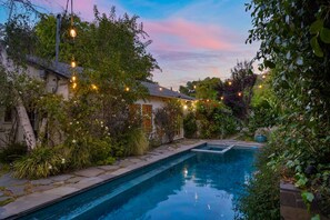 Utendørsbasseng og et oppvarmet basseng