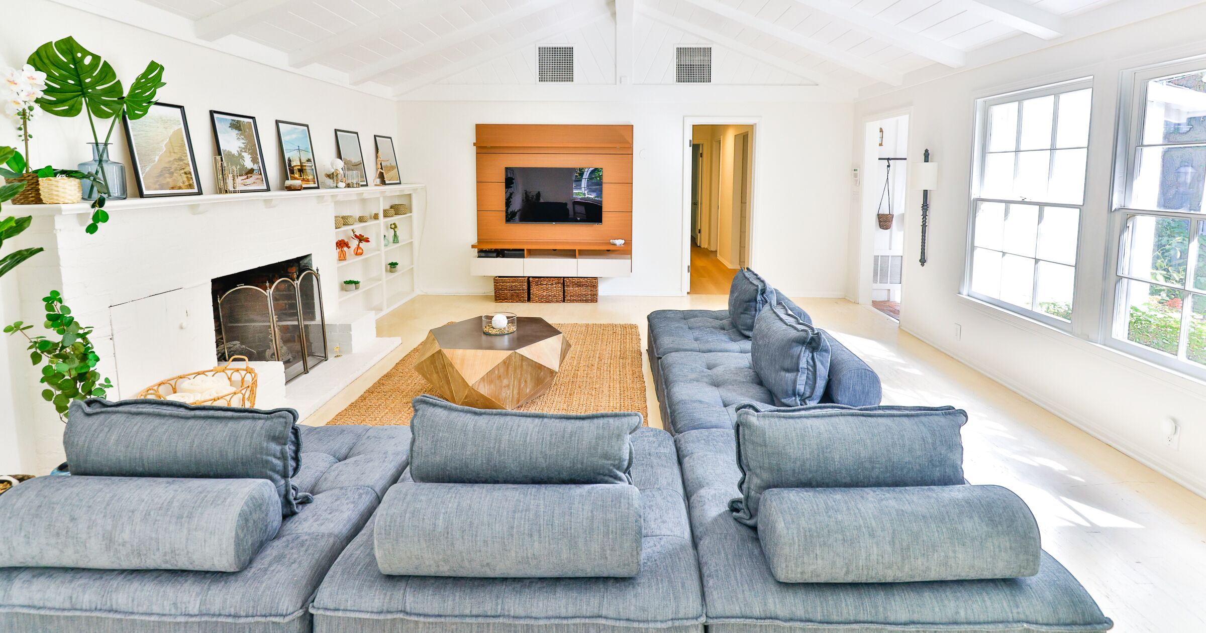 Televisor intel·ligent i taula de tennis de taula 