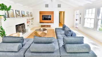 Televisor intel·ligent i taula de tennis de taula