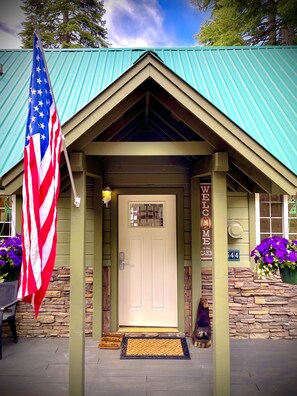 Exterior - Almanor Lake House, Beach, Dock and Mooring Ball. (Westwood)