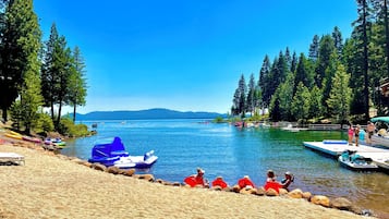 PĂ„ stranden och solstolar