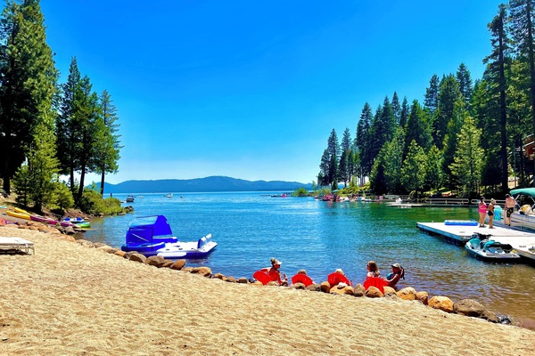 Sulla spiaggia, lettini da mare