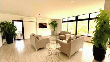 Smart TV, Netflix, table tennis, streaming services