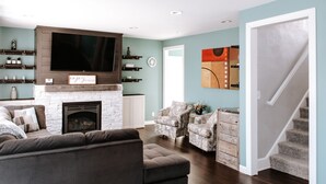 Living area - The Hermantown Hangout (Hermantown)