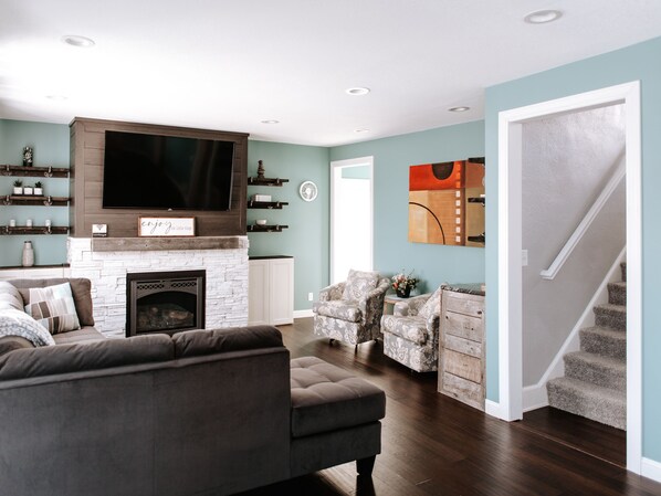 Smart TV, fireplace
