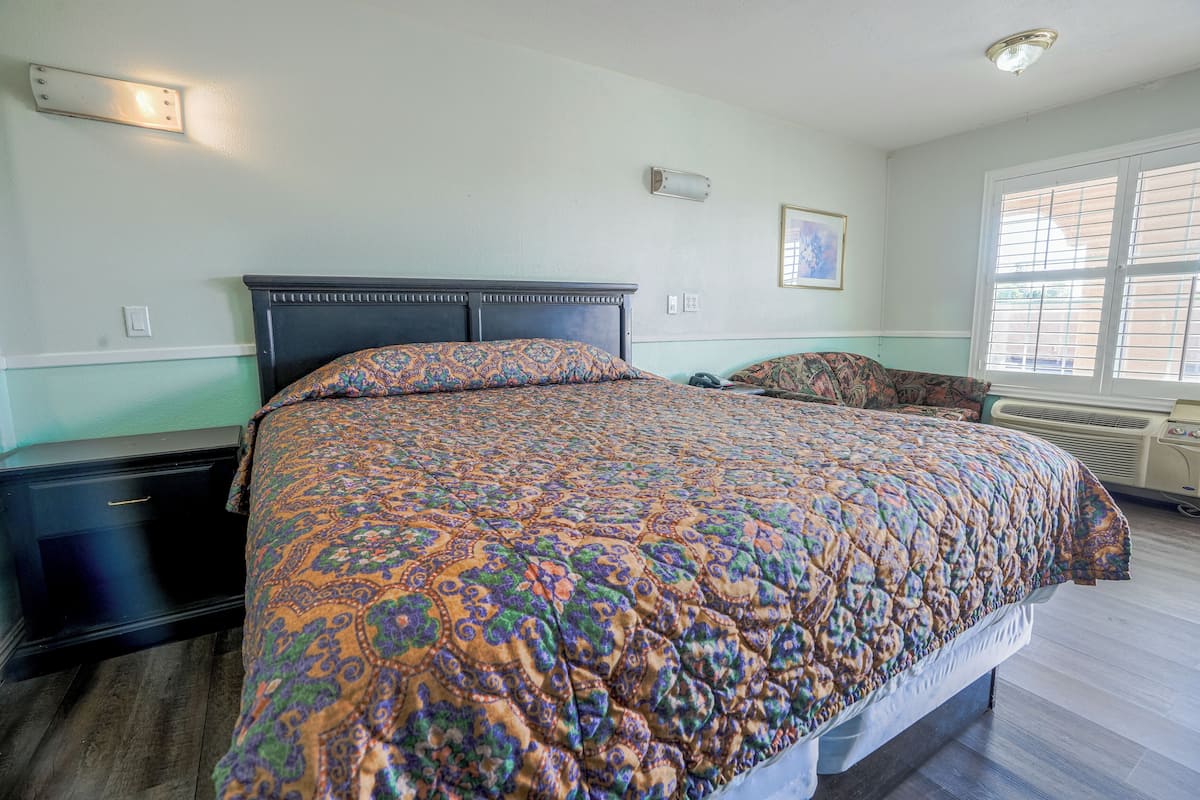 Minibar, iron/ironing board, free WiFi, bed sheets