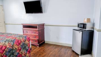 Minibar, iron/ironing board (on request), WiFi (free), bed sheets