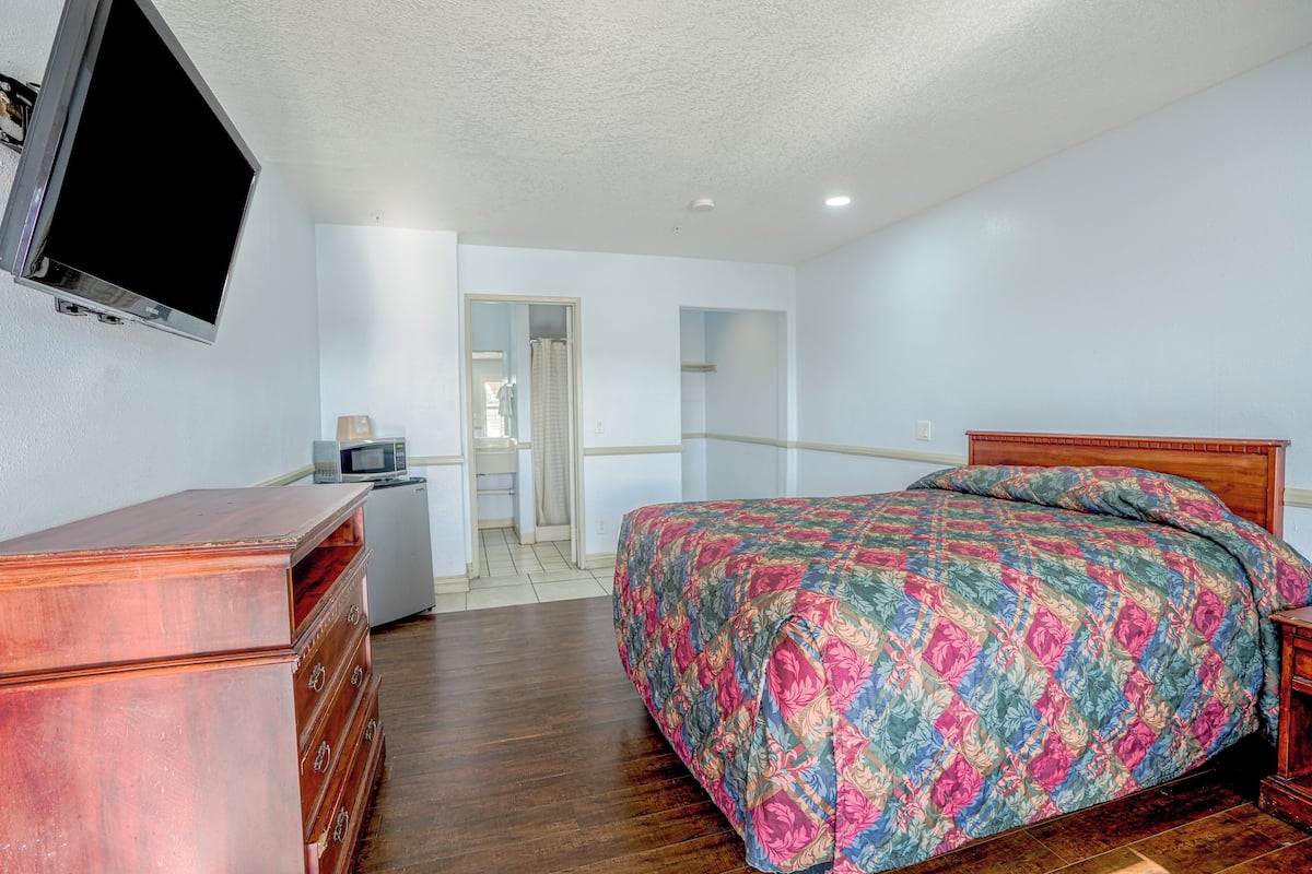 Minibar, iron/ironing board, free WiFi, bed sheets