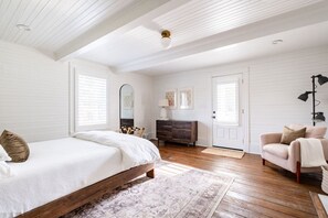 3 bedrooms, desk, iron/ironing board, WiFi