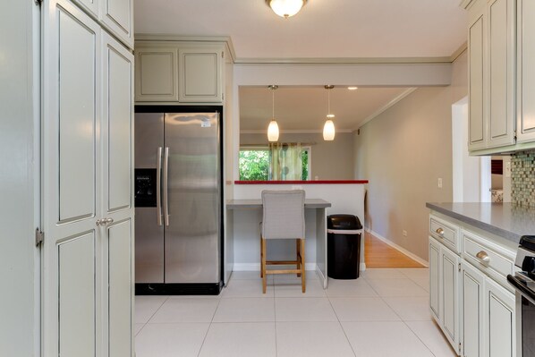 冷蔵庫、電子レンジ、オーブン、コンロ