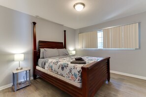 4 室のベッドルーム、デスク、アイロン / アイロン台、旅行用ベビーベッド