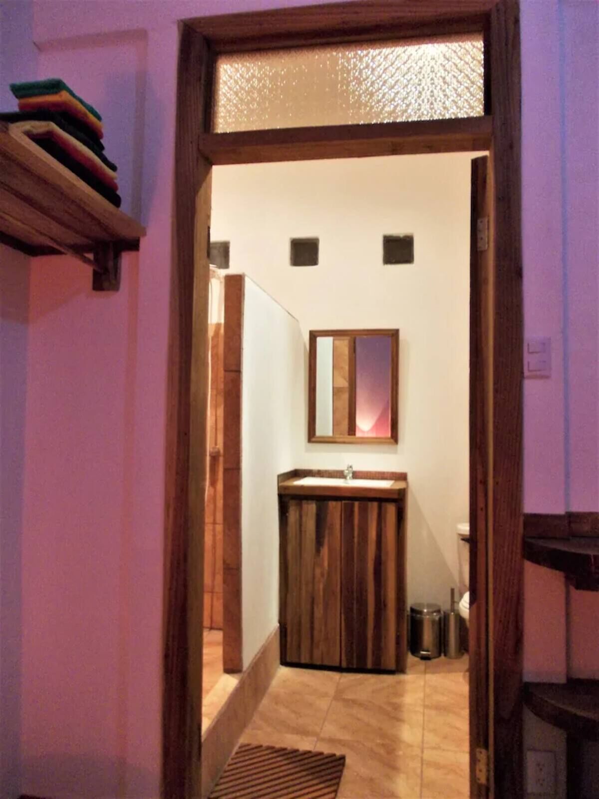 Dusche, umweltfreundliche Kosmetikartikel, Handtücher, Seife