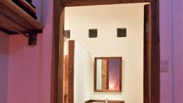 Dusche, umweltfreundliche Kosmetikartikel, Handtücher, Seife