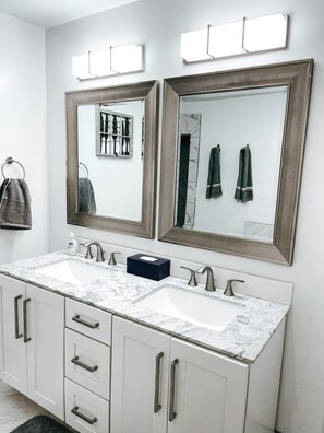 A bathroom with two sinks, a mirror, and a towel rack. - Entire Duplex - Sleeps 10 - Mountain View & Sport Court - Close to Zion NP (Apple Valley)