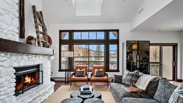 Smart-TV, Kamin, Bücher, Stereoanlage