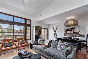 Smart TV, fireplace, books, stereo - SKI in SKI Out Mountain Home (Beaver Creek)