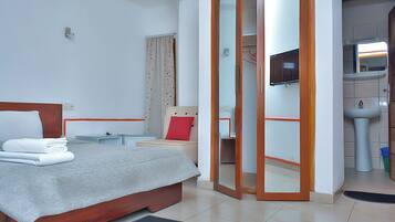 Klassieke tweepersoonskamer | Luxe beddengoed, een gratis minibar, een bureau, gratis wifi