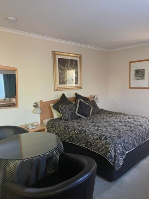 Desk, iron/ironing board, free WiFi, bed sheets - The Oxley Motel (Dubbo)
