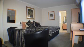 Bureau, fer et planche à repasser, Wi-Fi gratuit, draps fournis