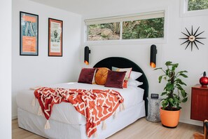 1 bedroom, iron/ironing board, WiFi, bed sheets - Retro Retreat - by Coast Hosting (Terrigal)