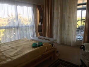 Habitación romántica | Decoración personalizada, tabla de planchar con plancha y wifi gratis 