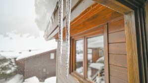 Icicles hanging from a wooden structure. - 𓃹 By Grandvalira: 2BD Duplex & Free Parking (Canillo)