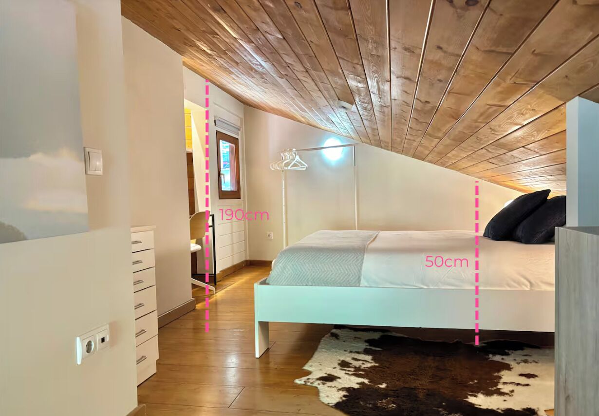 2 quartos, escrivaninha, ferros/tábuas de passar roupa, berço de viagem