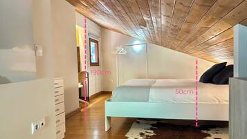 2 quartos, escrivaninha, ferros/tábuas de passar roupa, berço de viagem