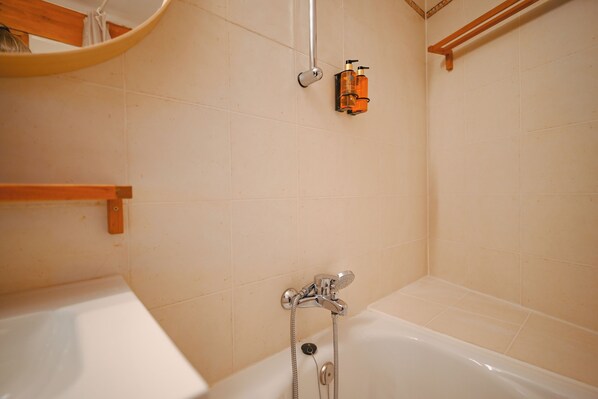 Ein Badezimmer mit Badewanne, Dusche und Toilette.
