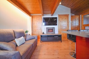 Una Smart TV, una chimenea, Netflix, servicios de streaming