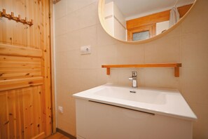 Ducha y bañera combinadas, secador de pelo, toallas y jabón