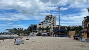 Sur la plage, chaise longue, serviettes de plage