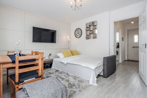 2 Schlafzimmer, Schreibtisch, Bügeleisen/Bügelbrett, kostenloses WLAN