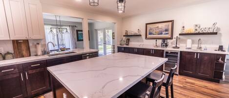 Kylskåp, mikrovågsugn, ugn och spishäll