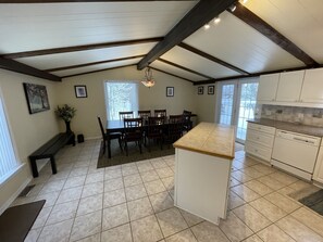 Dining - Beautiful Muskoka lake front. Close to Mt. St. Louie Moonstone and Honey Harbour (Port Severn)